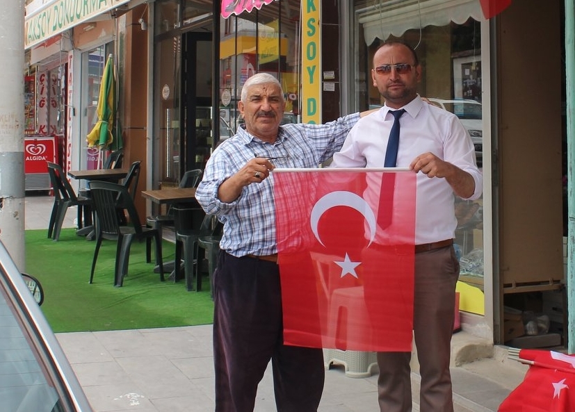 Yunak’ta 15 Temmuz Demokrasi ve Milli Birlik Günü İçin Türk Bayrağı Dağıtımı