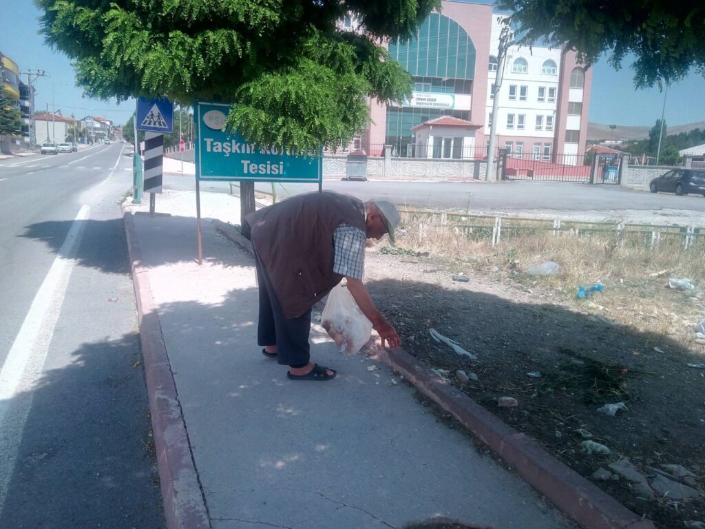 74 Yaşındaki Ali Dede İnsanlık Ölmedi Dedirtiyor
