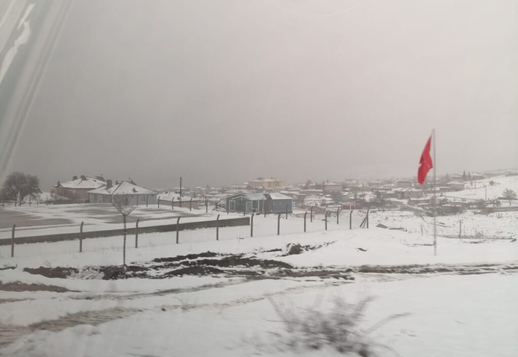 Yunak’ta Kar Yağışı Bölge Halkını Sevindirdi