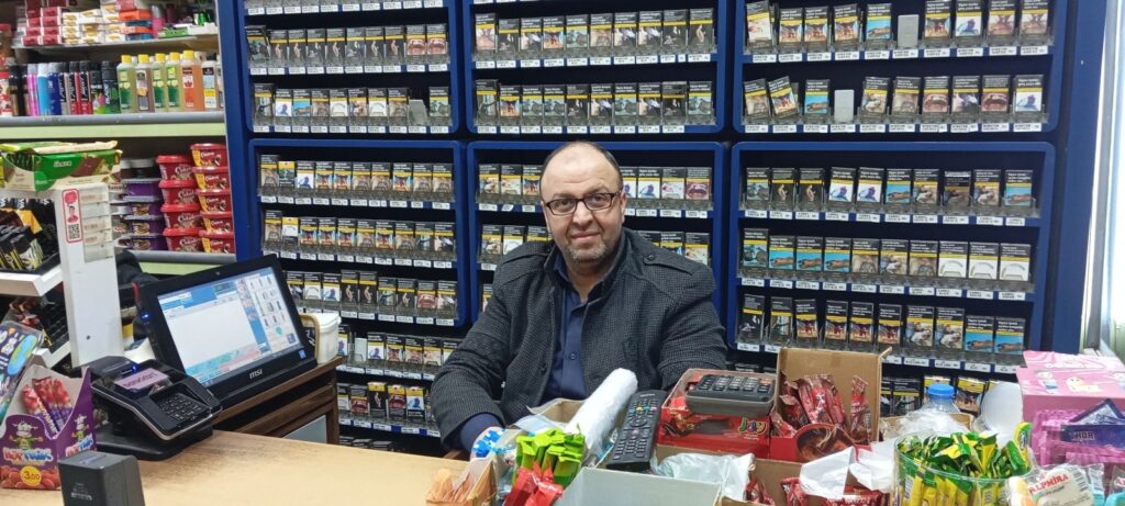 Yunak’ın Sevilen Esnafı Murat Göktaş , Güler Yüzüyle Herkesin Takdirini Kazanıyor