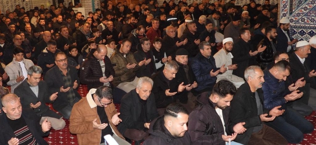 Berat Kandili Yunak’ta Dualarla İdrak Edildi