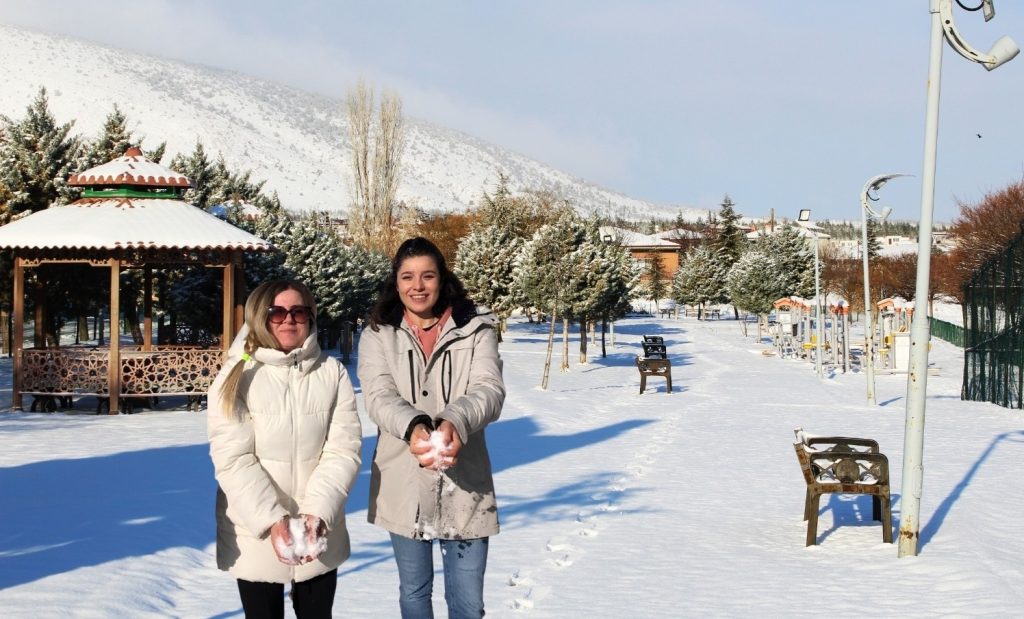 Yunak’ta Gündüz Yağmuruyla Başlayan Kar, Geceleyin İlçeyi Beyaza Bürüdü
