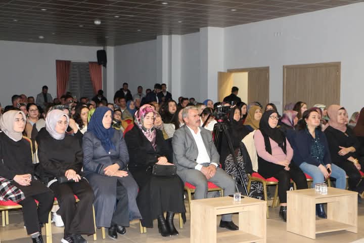 Yunak Öğretmenevi Konferans Salonu’nda Şiir ve Müzik Dinletisi Yoğun İlgi Gördü