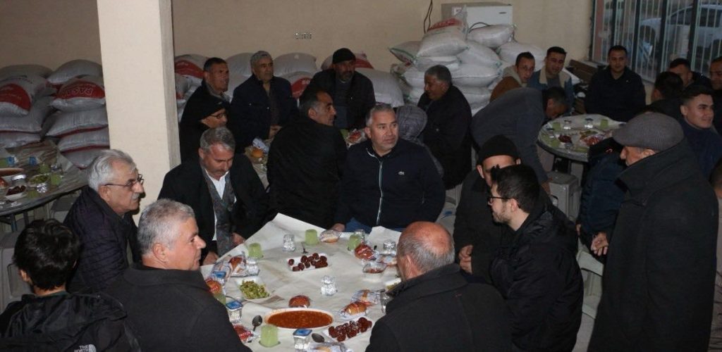 Yunak Belediye Başkanı Subhan Günaltay, Hatırlı Mahallesinde Vatandaşlarla İftar Yaptı