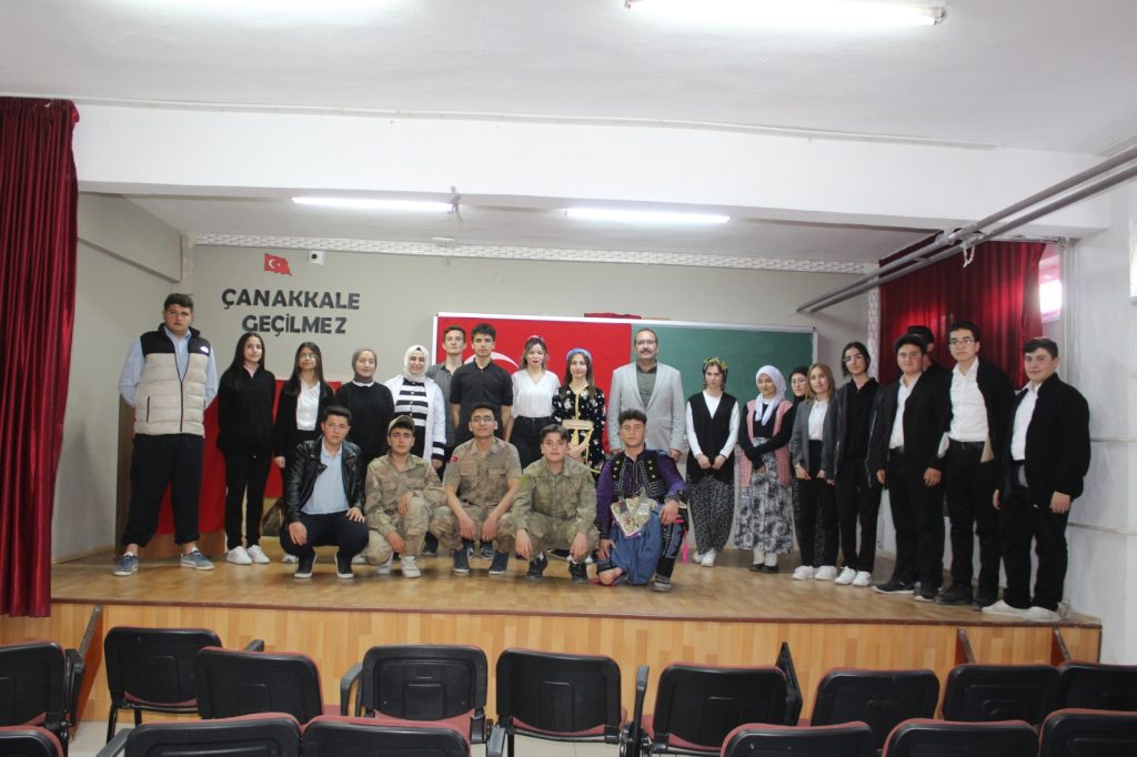 Yunaklı Öğrenciler Şehitleri Andı