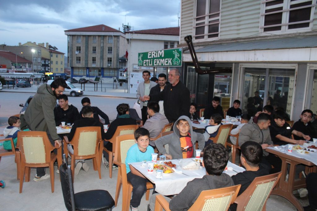 Yunak’ta Çocuklara ve Gençlere İftar Yemeği Verildi