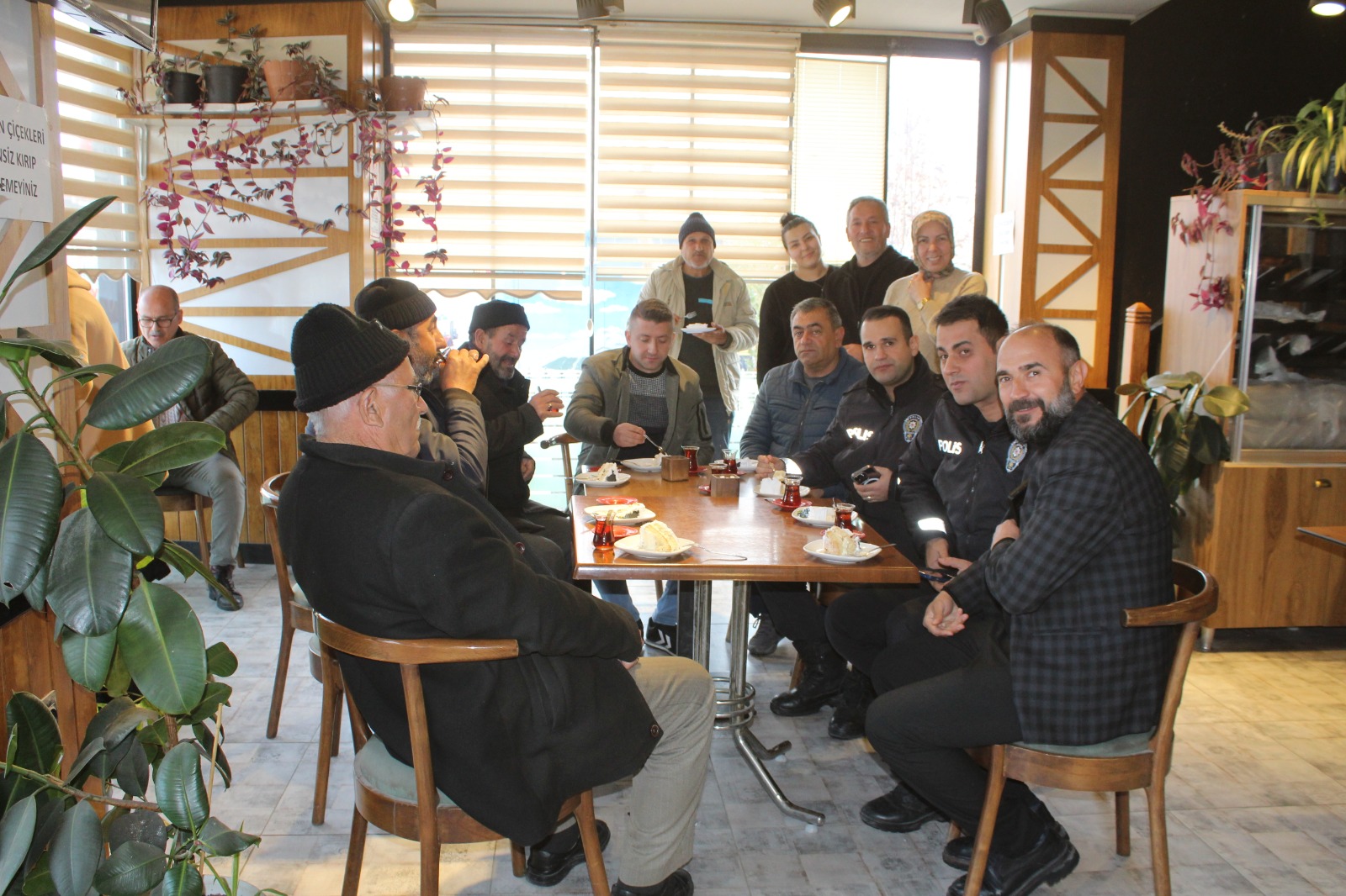 Yunak’ta Kavga İhbarına Giden Polislere Sürpriz Kutlama