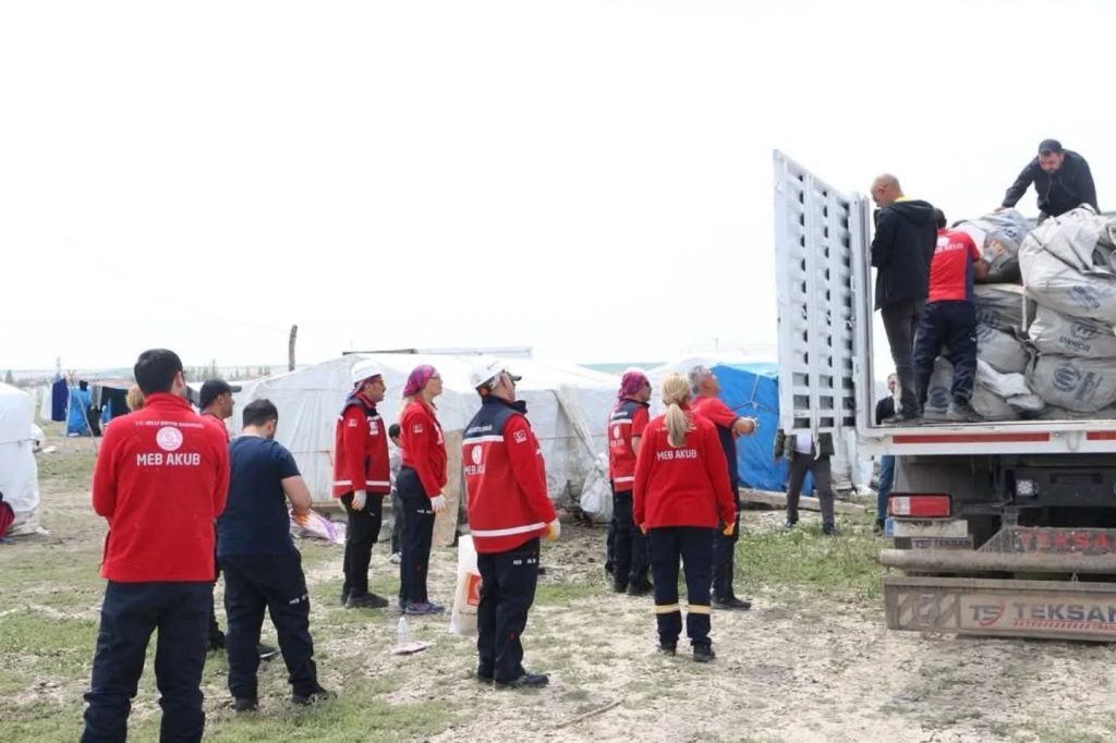 Yunak’ta Geçici Tarım İşçilerine AFAD ve AKUB’tan Destek
