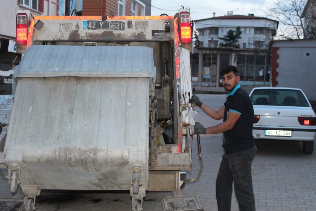 Sessiz Emek, Büyük İz: Yunak Belediyesi’nin Yürekli Çalışanı Yasin Güçlü, Görev Ahlakıyla Takdir Topluyor
