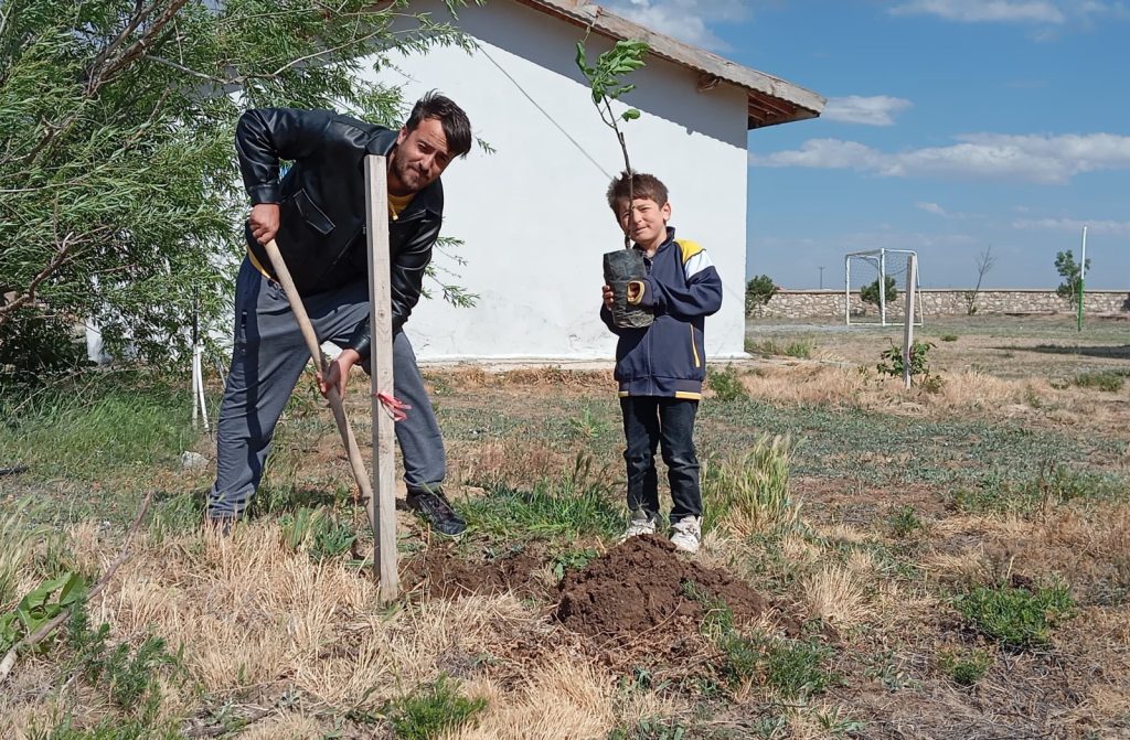 8 Yaşındaki Efe , Köyünü Ağaçlandırmak İçin Seferber Oldu