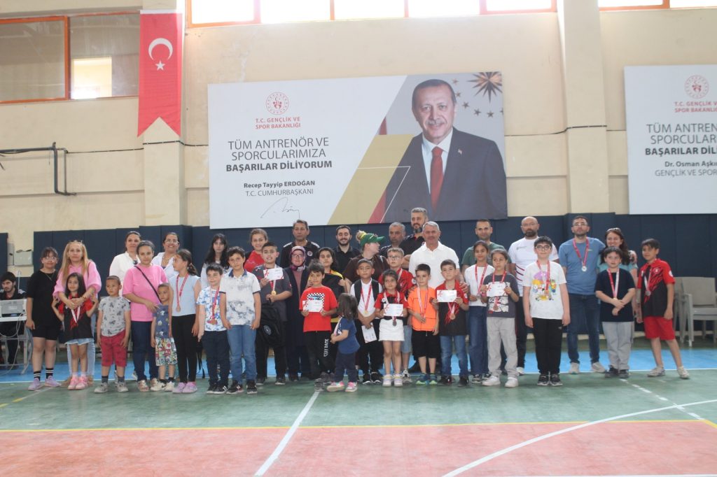 Türkiye’nin dört bir yanından gelen sporcular Yunak’ta satranç şampiyonasında buluştu