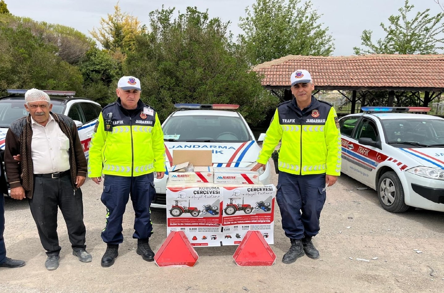 Yunak’ta  “Reflektör Tak, Görünür Ol” Projesi Kapsamında Çiftçilere Reflektör Dağıtıldı