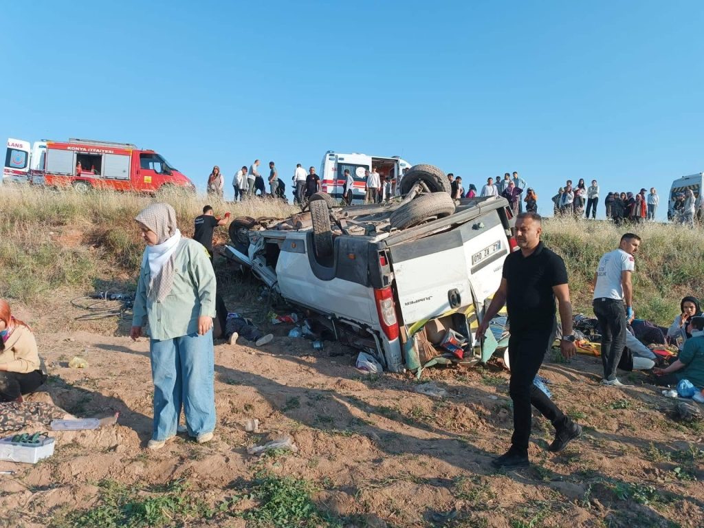 Yunak’ta Tarım İşçilerini Taşıyan Minibüs Devrildi: 15 Yaralı