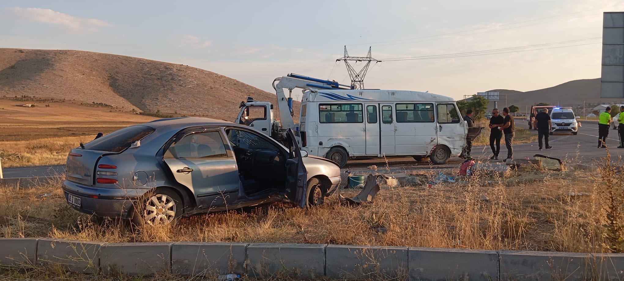 Yunak’ta Tarım İşçilerini Taşıyan Minibüs İle Otomobilin Çarpışması Sonucu 16 Kişi Yaralandı