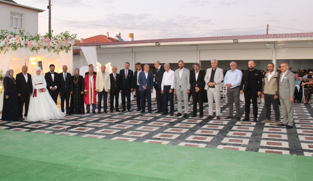 Bakan ve Milletvekillerinin Katılımı ile Yunak’ta Unutulmaz Bir Düğün