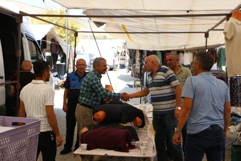Yunak Belediye Başkanı Subhan Günaltay, Pazar Esnafı ve Vatandaşlarla Bir Araya Geldi