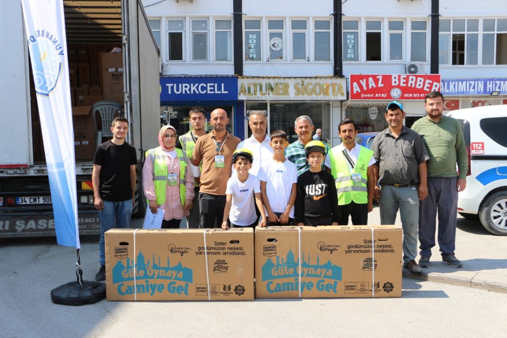 Yunak’ta Camiye Gelen Çocuklara Bisiklet Hediye Edildi