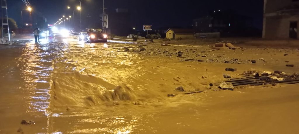 Yunak’ta Sağanak Yağış Sele Dönüştü: Köprü Çöktü, Evleri Su Bastı