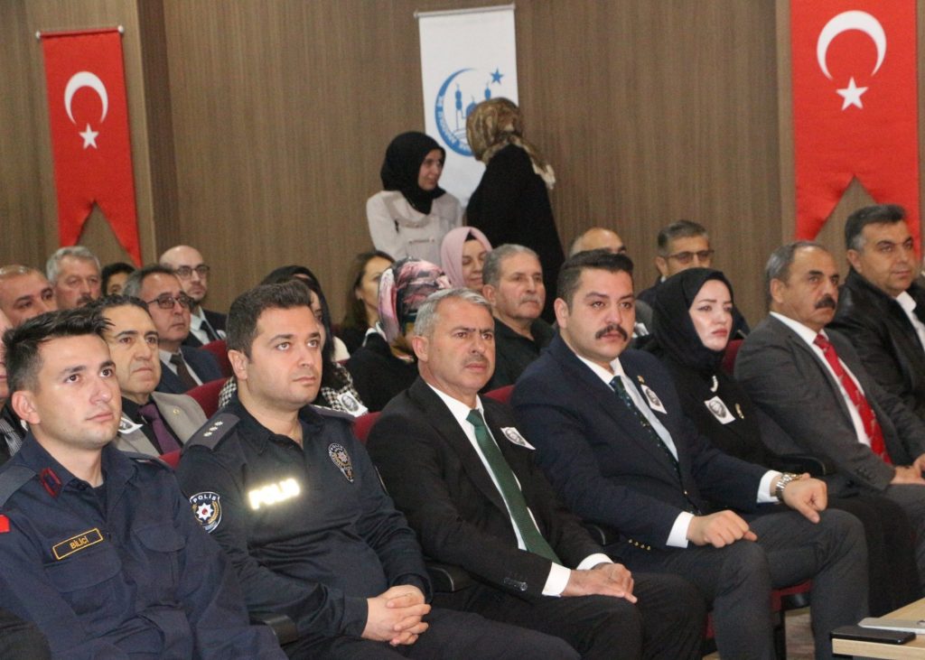 Yunak’ta 10 Kasım Töreni , Devlet Ciddiyeti ,Milletin Vefa Duygusu ve Saygının En Güzel Haliyle Yaşandı