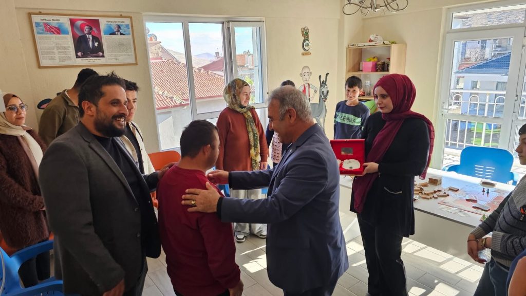 Ak Parti Yunak İlçe Başkanı Özel Eğitim Merkezlerinde Öğrenci ve Öğretmenlerle Buluştu