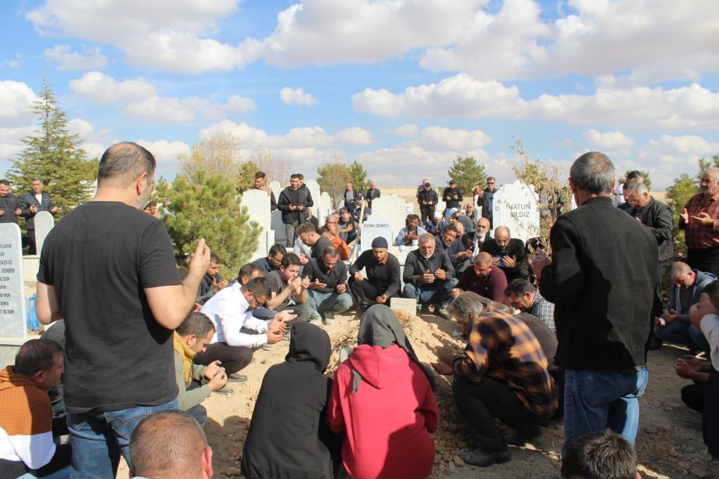 Muhtar Ahmet Şimşek , Binlerin Duasıyla Son Yolculuğuna Uğurlandı