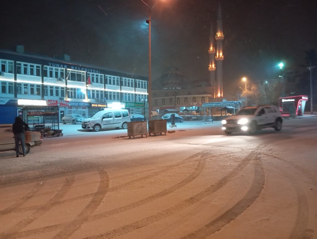 Yunak İlçe Merkezinde Kar Yağışı Etkili Oluyor