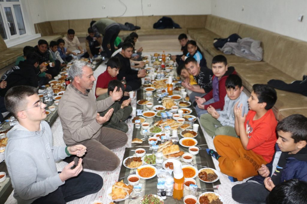Yunak’ta Çocuklarla İftar Buluşması