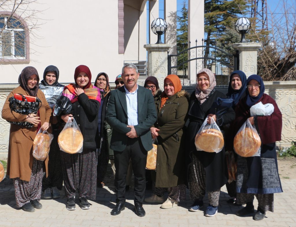 Bazen Bir Selam Yıllardır Bekleyen Bir Gönlün Kapısını Aralar